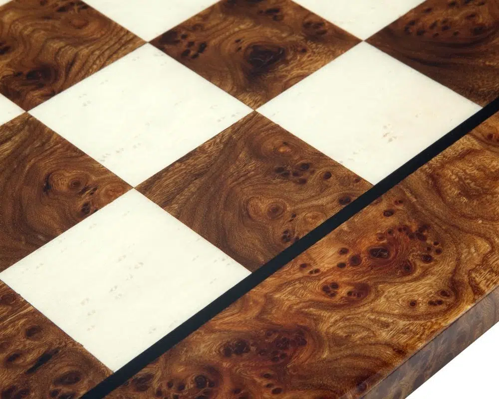 Ensemble Jeu d'Échecs en Laiton Massif et Échiquier en Bois d'Orme et de Bruyere avec Finition Brillante - Image 6
