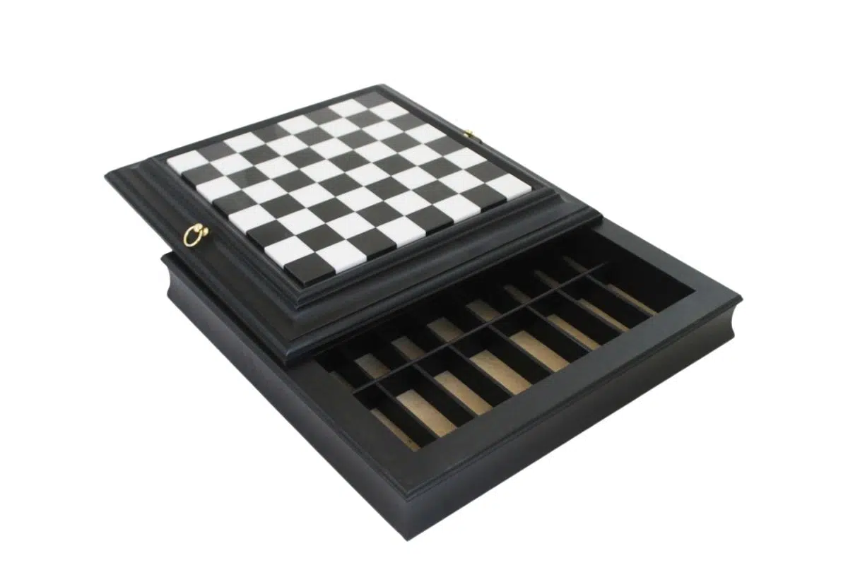 Ensemble Jeu d'Échecs en Métal Plaqué Or et Argent et Échiquier Noir et Blanc en Bois Laqué avec Plateau de Jeu en Marbre - Image 8