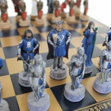 Alternative view of Ensemble Jeu d'Échecs Roi Arthur en Résine et Échiquier en Similicuir avec Compartiments de Rangement