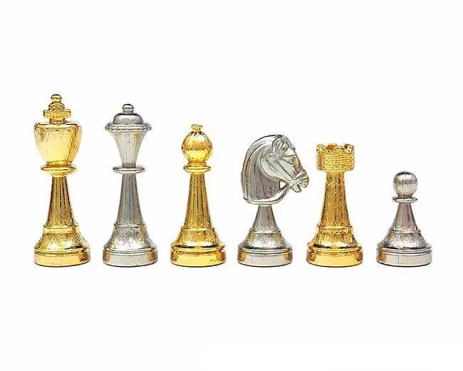 Ensemble Jeu d'Échecs en Métal Plaqué Or et Argent et Échiquier Noir et Blanc en Bois Laqué avec Plateau de Jeu en Marbre - Image 4
