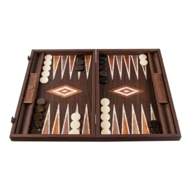 Backgammon ouvert montrant le plateau en racine de noyer et nacre, pions disposés