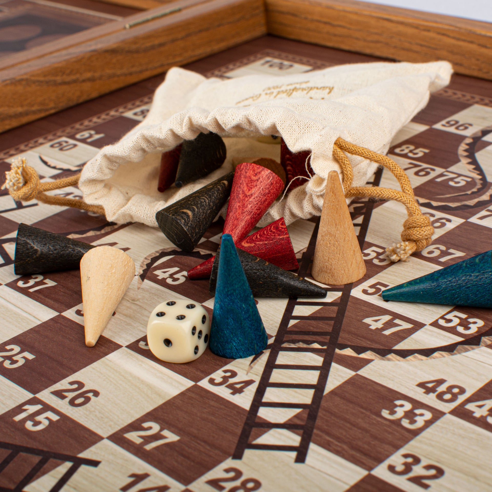 Jeu de Societe 4 en 1 en Bois - Jeu d Échecs, Backgammon, Ludo et Serpents et Échelles avec Rangement - Image 8
