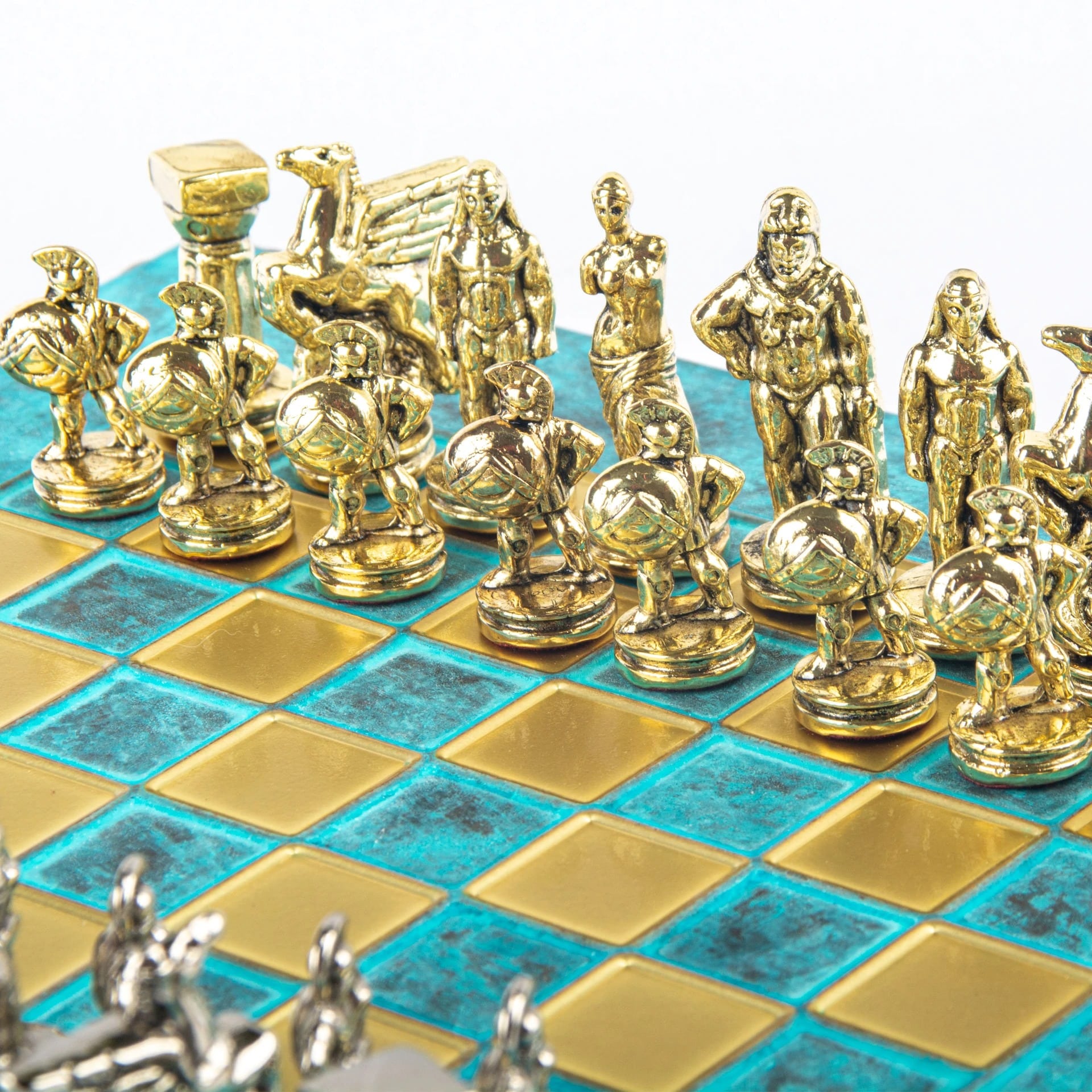 Petit Jeu d'Echecs Guerrier Spartiate - Pièces Dorées & Argentées avec Plateau de Jeu sur Pied en Metal - Image 4