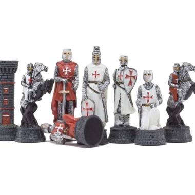 Pièces d'échecs Templiers alignées, tour, roi à cheval et chevaliers en armure