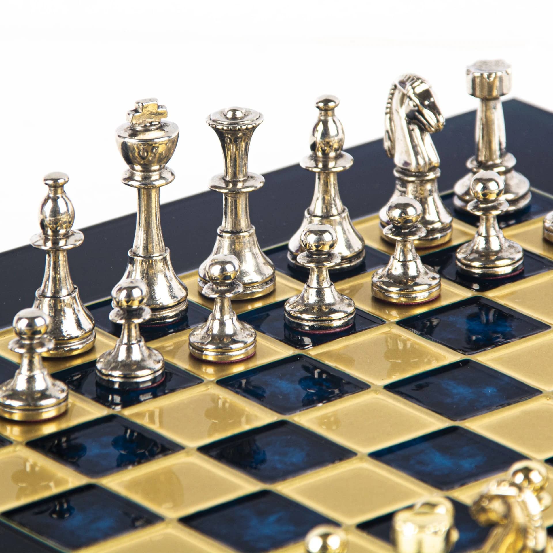 Petit Ensemble de jeu d'Echecs Staunton en Métal Argenté et Doré avec Echiquier sur Pied en Métal et Coffret de Rangement - Image 19