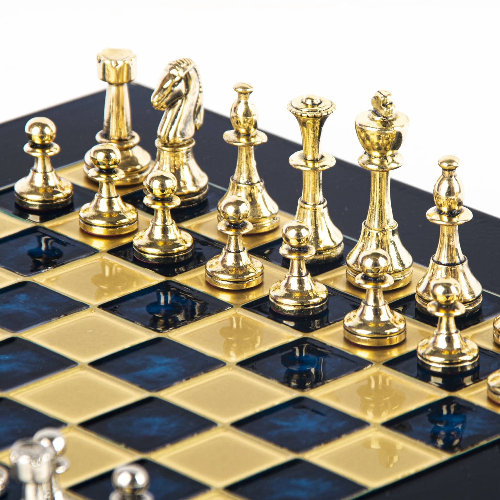 Petit Ensemble de jeu d'Echecs Staunton en Métal Argenté et Doré avec Echiquier sur Pied en Métal et Coffret de Rangement - Image 20