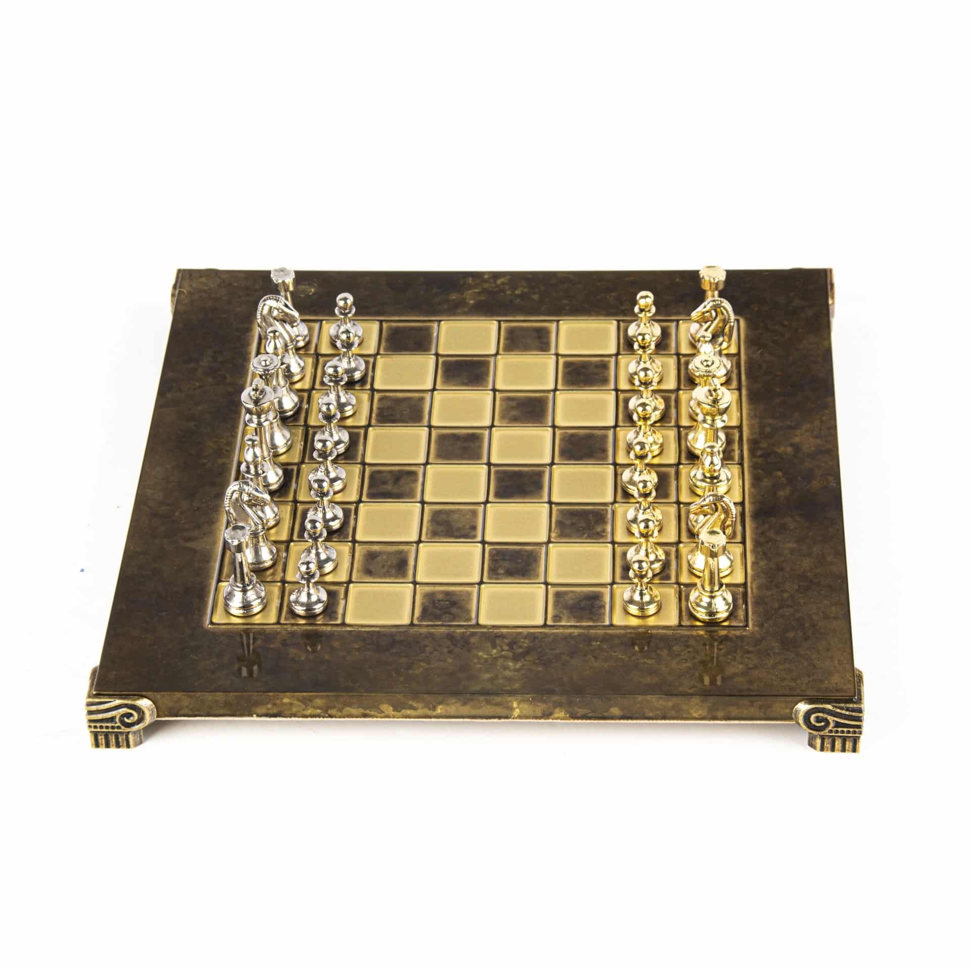Petit Ensemble de jeu d'Echecs Staunton en Métal Argenté et Doré avec Echiquier sur Pied en Métal et Coffret de Rangement - Image 2
