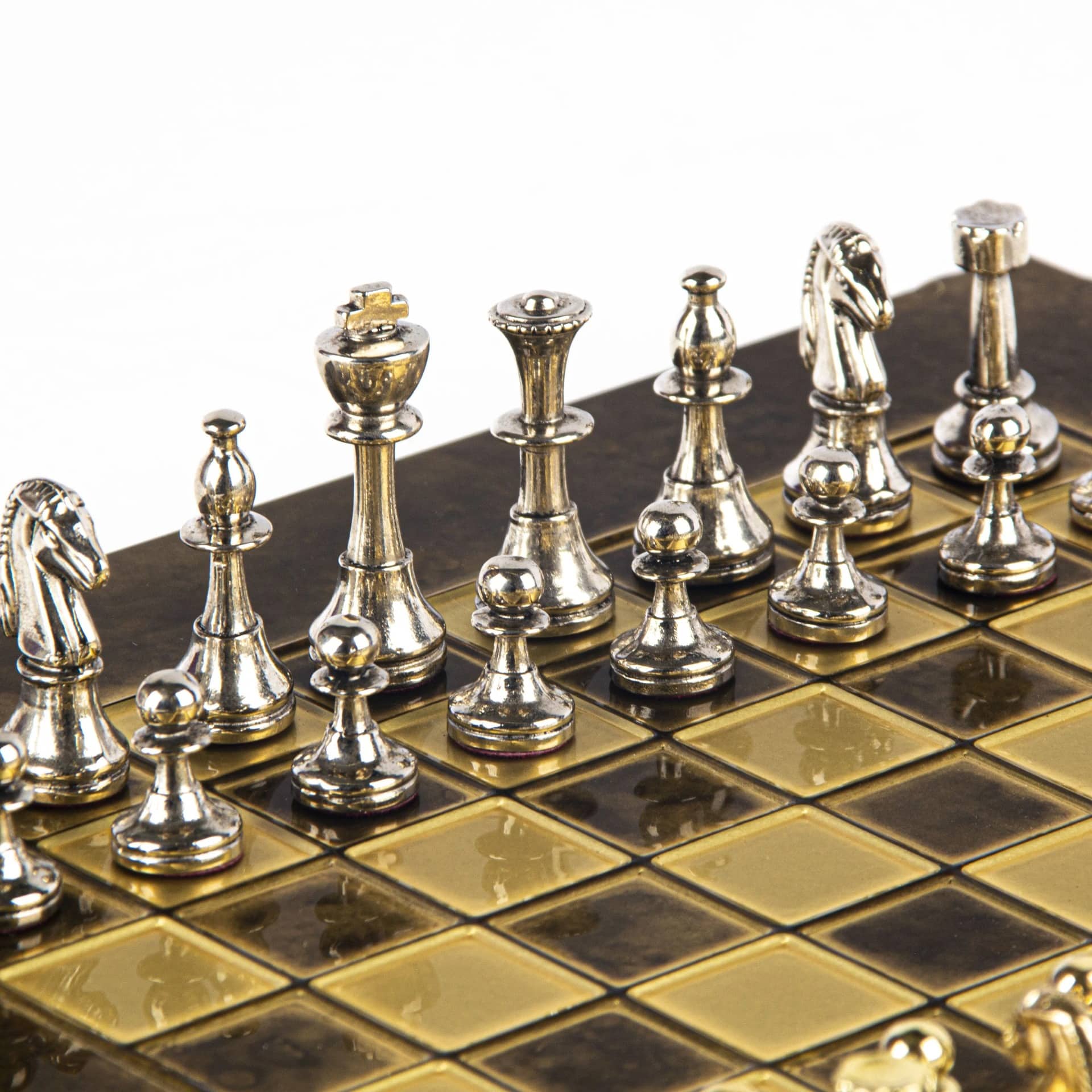 Petit Ensemble de jeu d'Echecs Staunton en Métal Argenté et Doré avec Echiquier sur Pied en Métal et Coffret de Rangement - Image 3