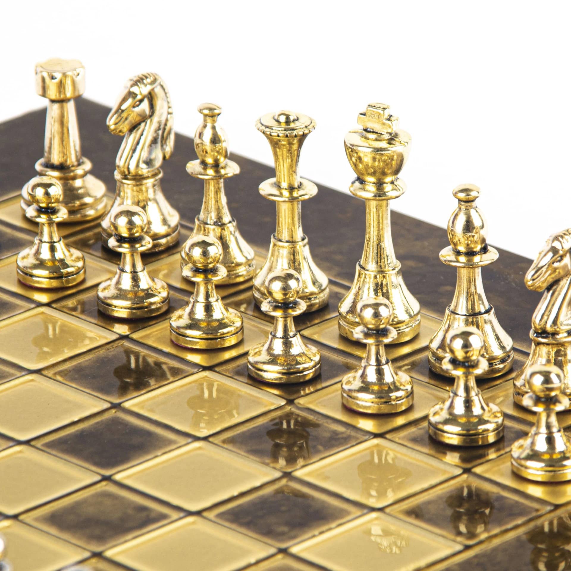 Petit Ensemble de jeu d'Echecs Staunton en Métal Argenté et Doré avec Echiquier sur Pied en Métal et Coffret de Rangement - Image 4