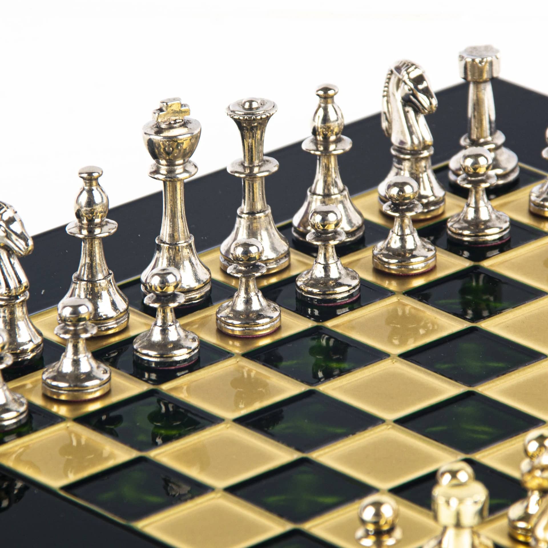 Petit Ensemble de jeu d'Echecs Staunton en Métal Argenté et Doré avec Echiquier sur Pied en Métal et Coffret de Rangement - Image 15