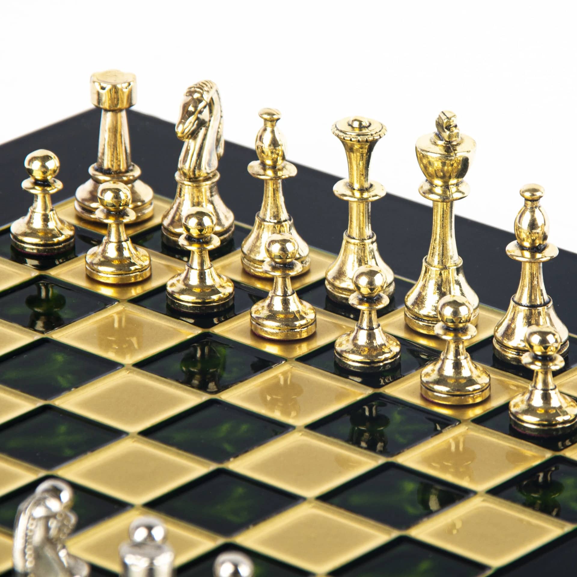 Petit Ensemble de jeu d'Echecs Staunton en Métal Argenté et Doré avec Echiquier sur Pied en Métal et Coffret de Rangement - Image 16
