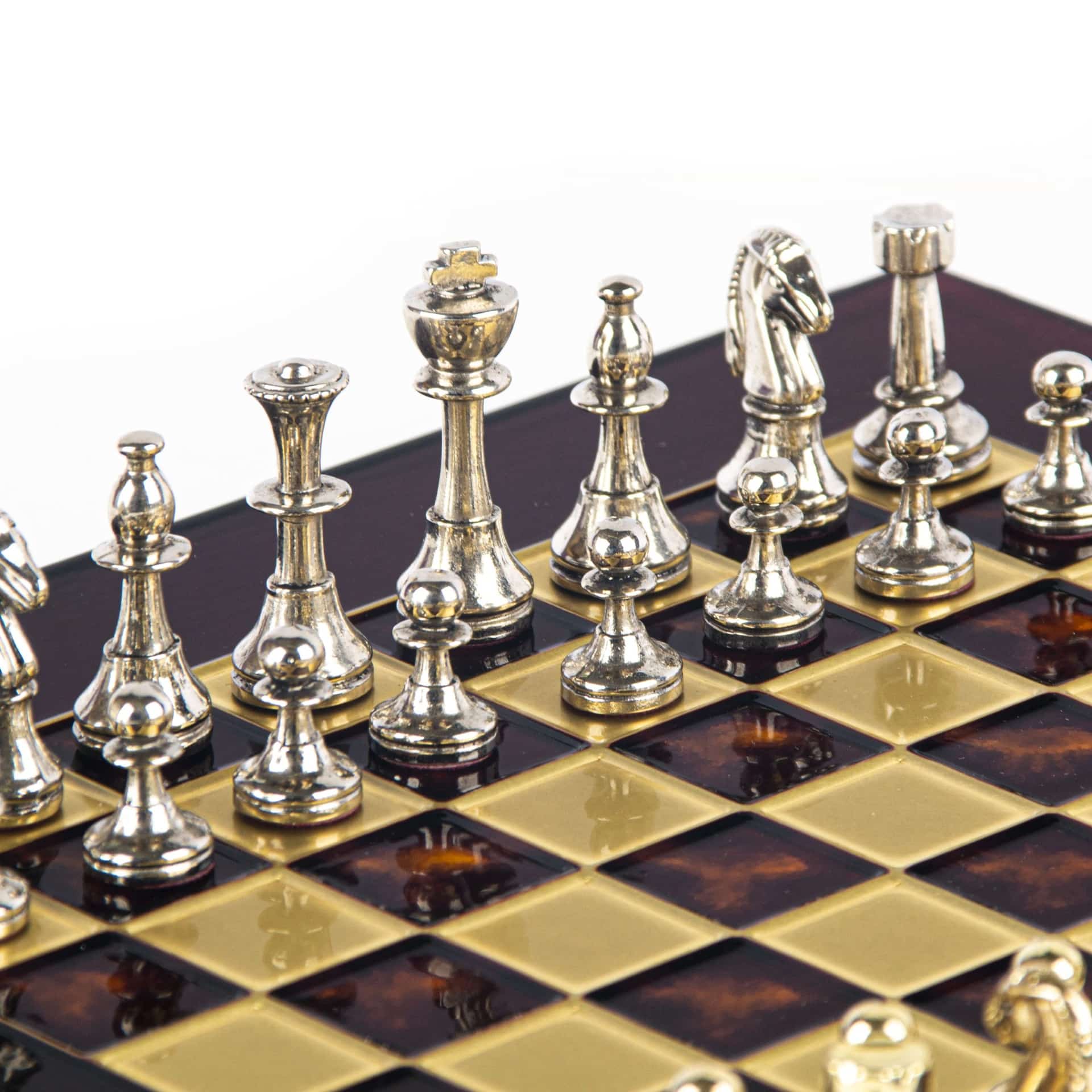 Petit Ensemble de jeu d'Echecs Staunton en Métal Argenté et Doré avec Echiquier sur Pied en Métal et Coffret de Rangement - Image 11