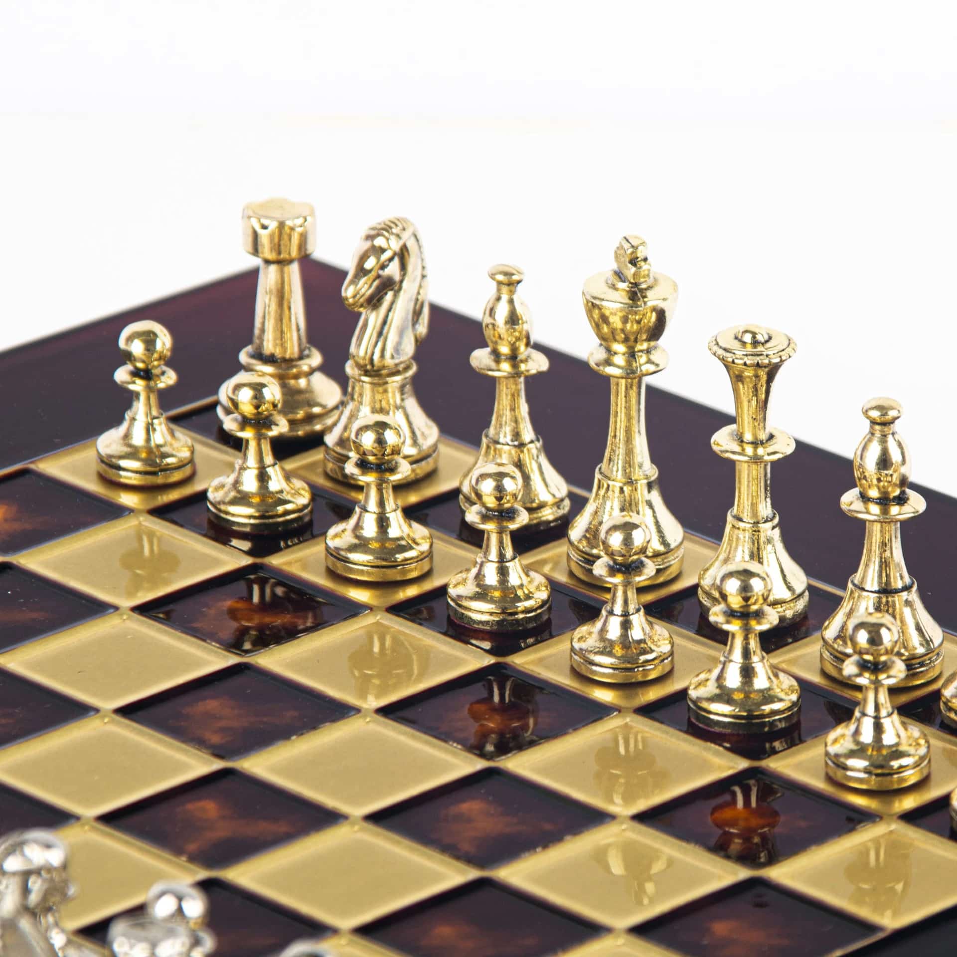 Petit Ensemble de jeu d'Echecs Staunton en Métal Argenté et Doré avec Echiquier sur Pied en Métal et Coffret de Rangement - Image 12