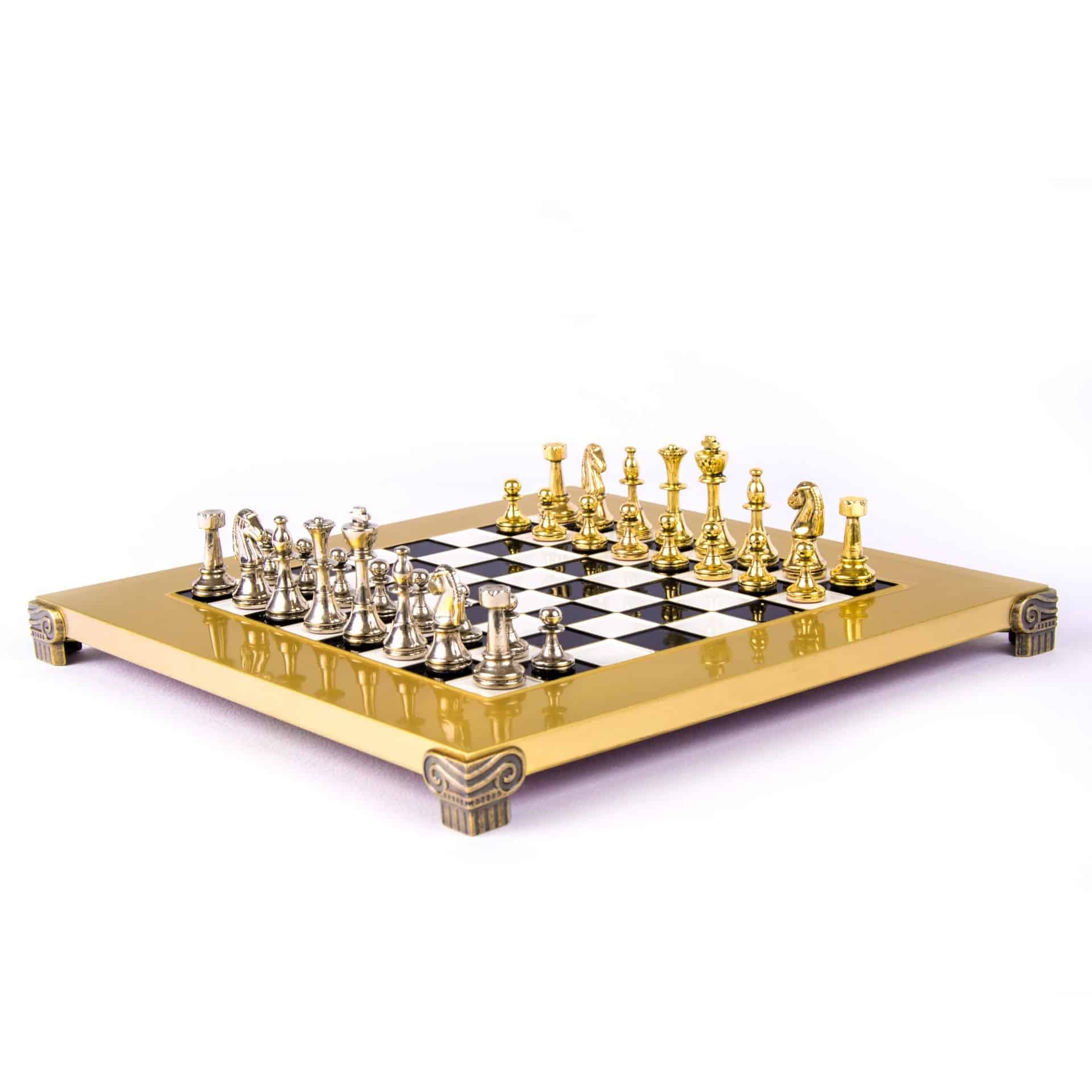 Petit Ensemble de jeu d'Echecs Staunton en Métal Argenté et Doré avec Echiquier sur Pied en Métal et Coffret de Rangement - Image 7