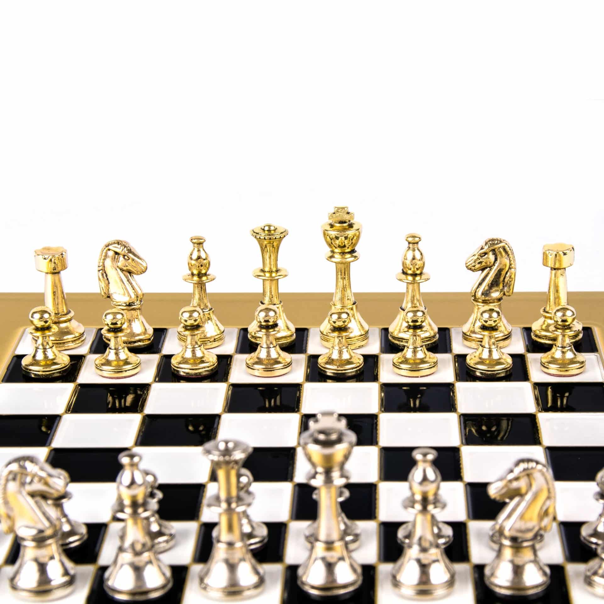 Petit Ensemble de jeu d'Echecs Staunton en Métal Argenté et Doré avec Echiquier sur Pied en Métal et Coffret de Rangement - Image 8