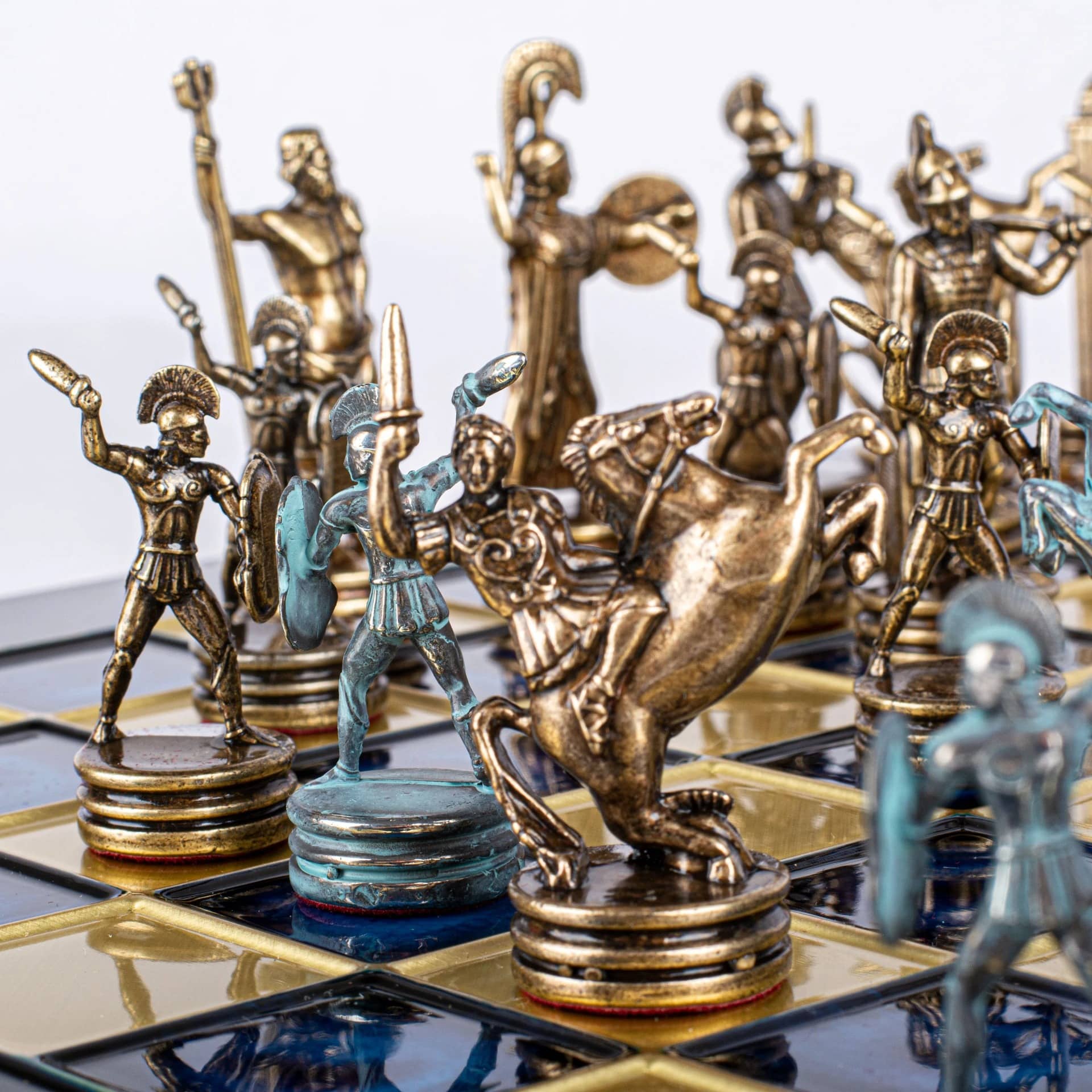 Ensemble d'Échecs Mythologie Grecque en Métal – Pièces Bronze et Bleu avec Échiquier en Métal - Image 9
