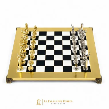 Échiquier doré vu de face avec pièces or et argent face à face