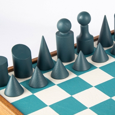 Ensemble de Jeu d'Échecs Style Bauhaus en Bois et Plateau Similicuir Bleu et Blanc avec Rangement - Image 3