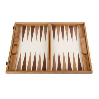 Plateau de backgammon ouvert et vide, flèches marron sur fond ivoire