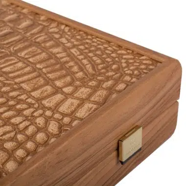 Détail du coffret fermé, texture crocodile et fermoir doré en gros plan
