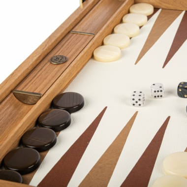 Détail des pions nacrés ivoire et marron alignés sur le plateau de backgammon