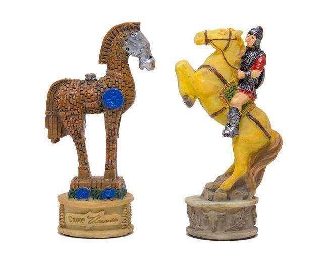 Ensemble de Jeu d'Echecs sur le Thème de la Guerre de Troie - Pièces Peintes à la main et Echiquier en Similicuir 48x48cm - Image 4