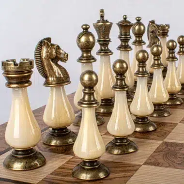 Pièces en laiton doré et nacre blanche avec cavalier détaillé
