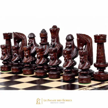 Pièces d'échecs César II, détail des figures sculptées en bois foncé