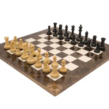 Ensemble d'échecs complet avec pièces en ébène et échiquier en loupe de noyer
