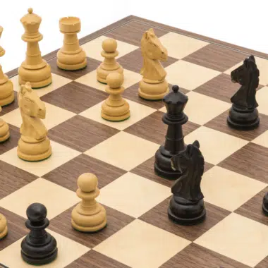 Ensemble d’Echecs Emerald – Pièces Staunton en Bois de Buis et Echiquier Pliable en Bois de Noyer et Erable