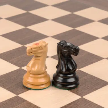 Cavaliers blanc et noir face à face sur l'échiquier noyer et érable