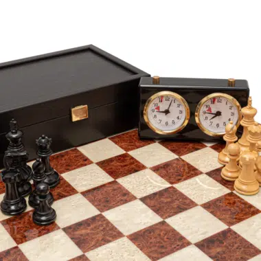 Ensemble d’Échecs Staunton de Luxe en Ébène et Buis avec Échiquier en Loupe de Bruyère et Orme – Roi 7,6 cm