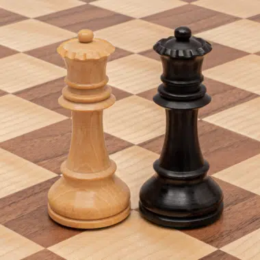 Ensemble d’Echecs Staunton Conquest – Pièces en Bois et Echiquier Pliant en Bois de Noyer et Erable