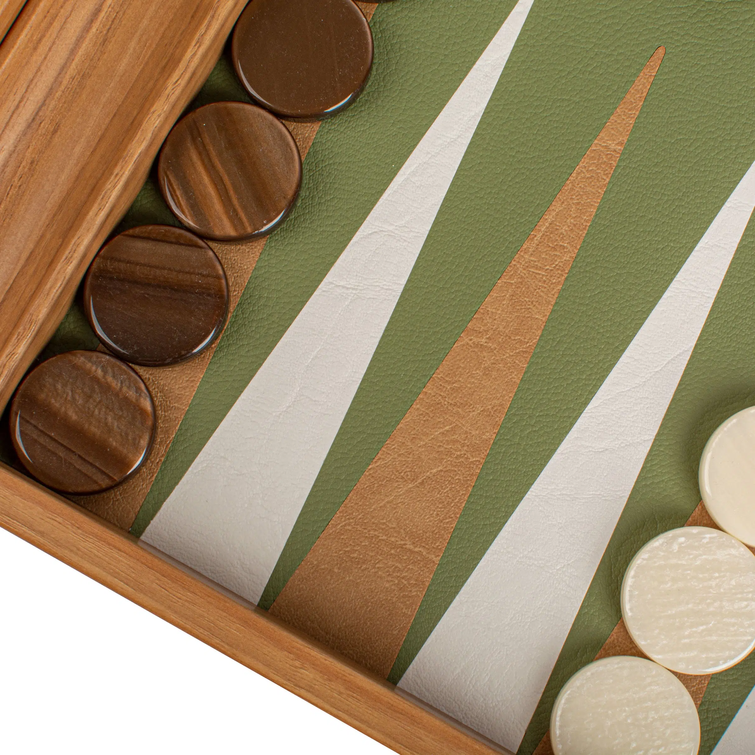 Détails des pions en bois sur le plateau de backgammon au design élégant