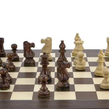 Vue rapprochée du jeu d'échecs Cavalier Français avec pièces en palissandre et ivoire - Le Palais Des Echecs