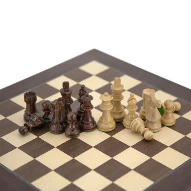 Situation de jeu intense avec le jeu d'échecs Cavalier Français - Le Palais Des Echecs
