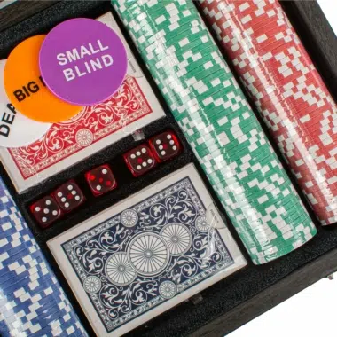 Jetons et cartes à jouer disposés dans le coffret de poker de luxe