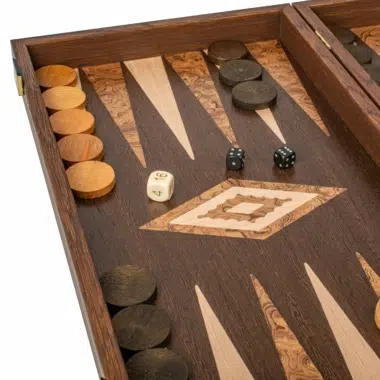 Jeu de backgammon en pleine action avec pions déplacés sur le plateau - Le Palais Des Echecs