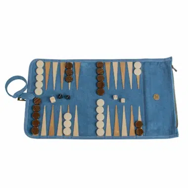 Jeu de backgammon en cuir daim bleu en cours avec pions et dés