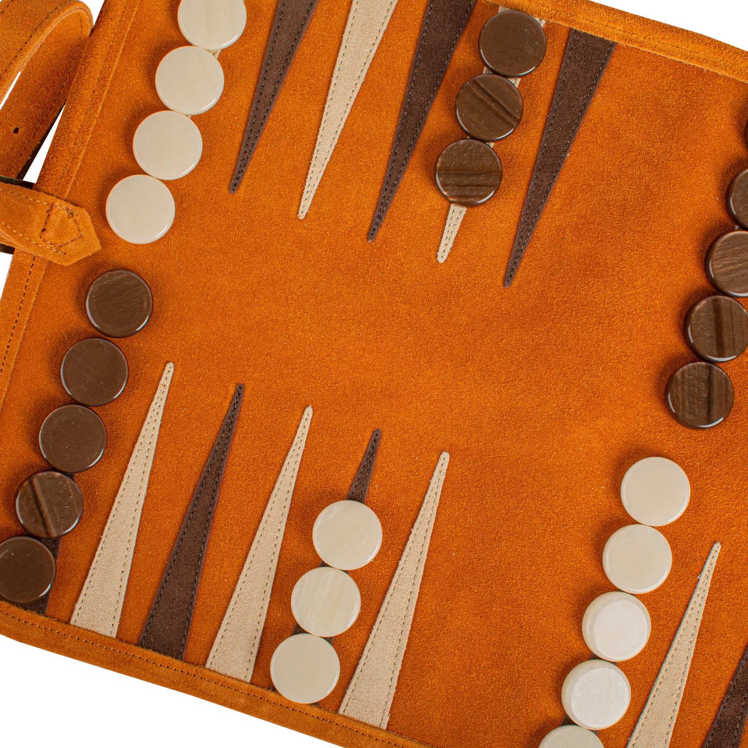 Détail des pions et des segments sur le plateau de backgammon enroulable en daim marron, esthétique harmonieuse