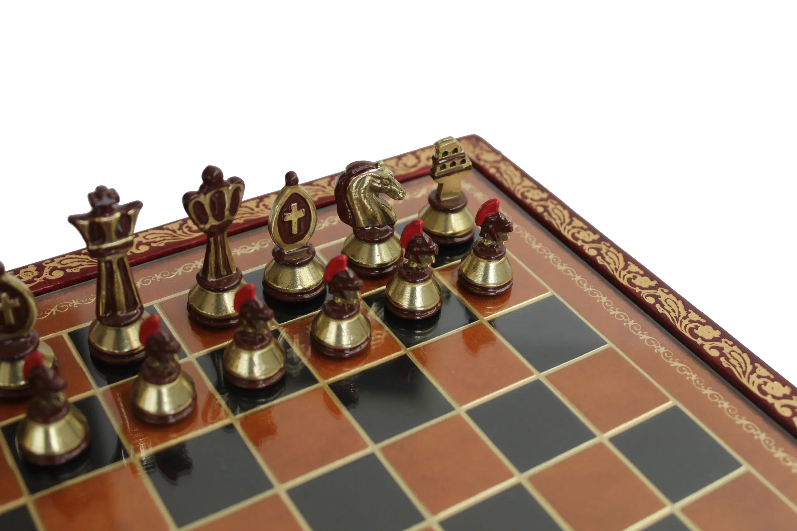 Alignement des pièces d'échecs romaines bronze et or sur le plateau de jeu sous verre