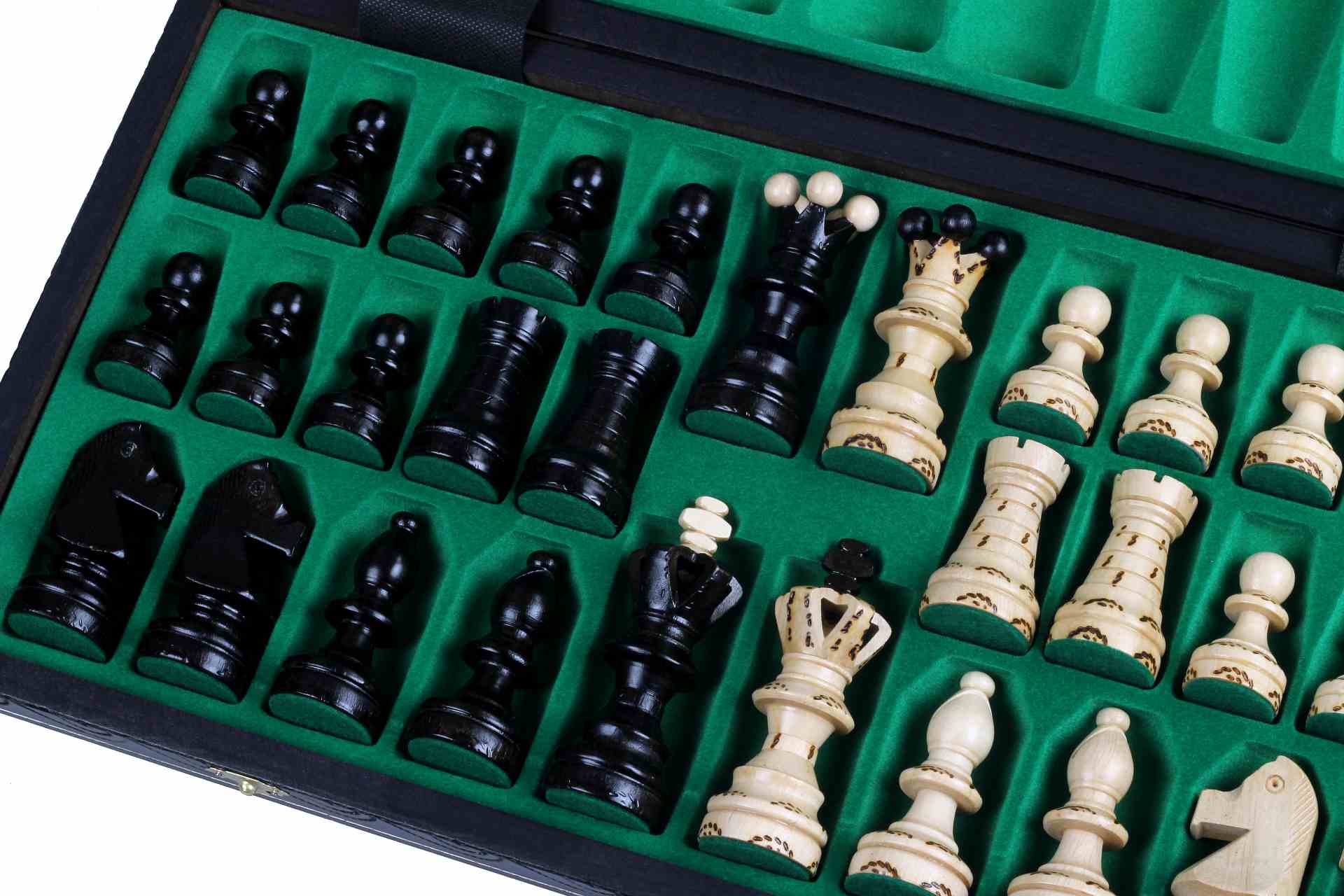 Coffret Échecs ouvert présentant les pièces soigneusement rangées - Le Palais Des Echecs