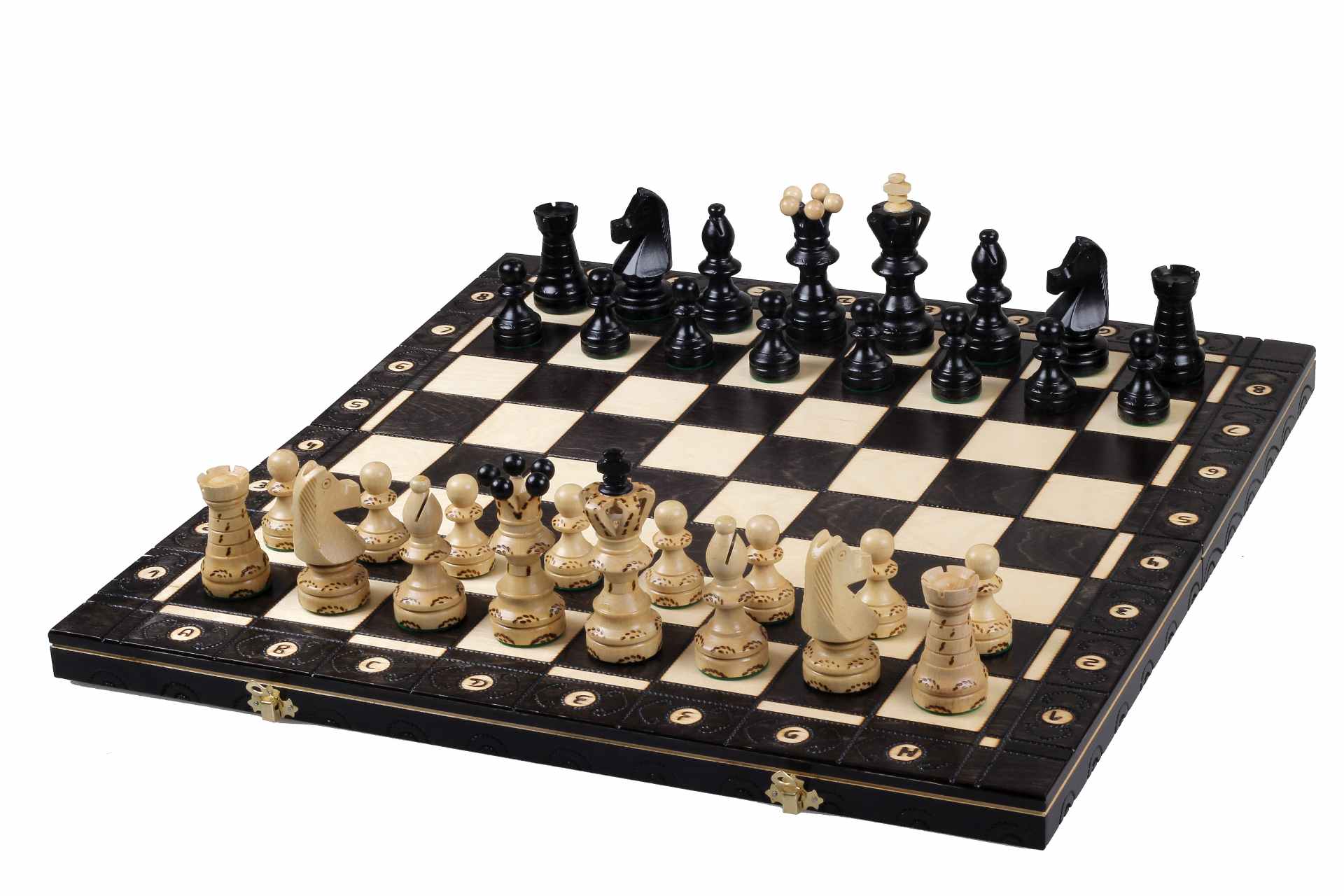 Vue d'ensemble du plateau de jeu d'échecs avec pièces en bois finement sculptées - Le Palais Des Echecs