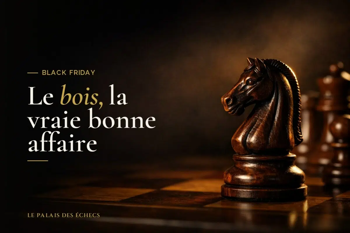 Pièce d'échecs en bois sombre en gros plan, lumière dorée, ambiance de fin d'année